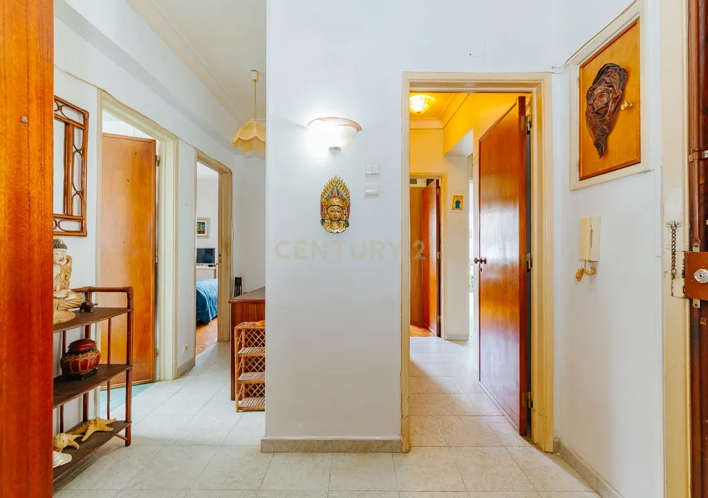 T3 Muito Luminoso com Excelente Localização na Amadora! - Image 3